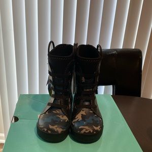 Size 9/10 camouflage boot